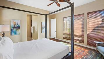 3 habitaciones, escritorio y tabla de planchar con plancha