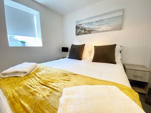 Iron/ironing board, free WiFi, bed sheets - Winter Gardens Service Apartments (Blackpool)