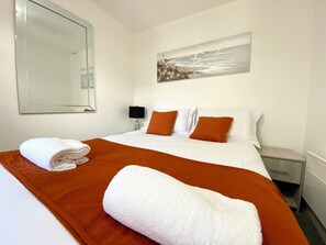 Iron/ironing board, free WiFi, bed sheets - Winter Gardens Service Apartments (Blackpool)
