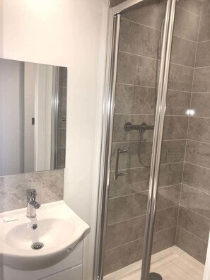 Combined shower/tub, free toiletries, hair dryer, towels - Winter Gardens Service Apartments (Blackpool)