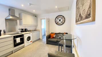 Winter Gardens, 1 Bed Studio (A2) | Cocina privada | Refrigerador, microondas, parrilla de estufa y tetera eléctrica