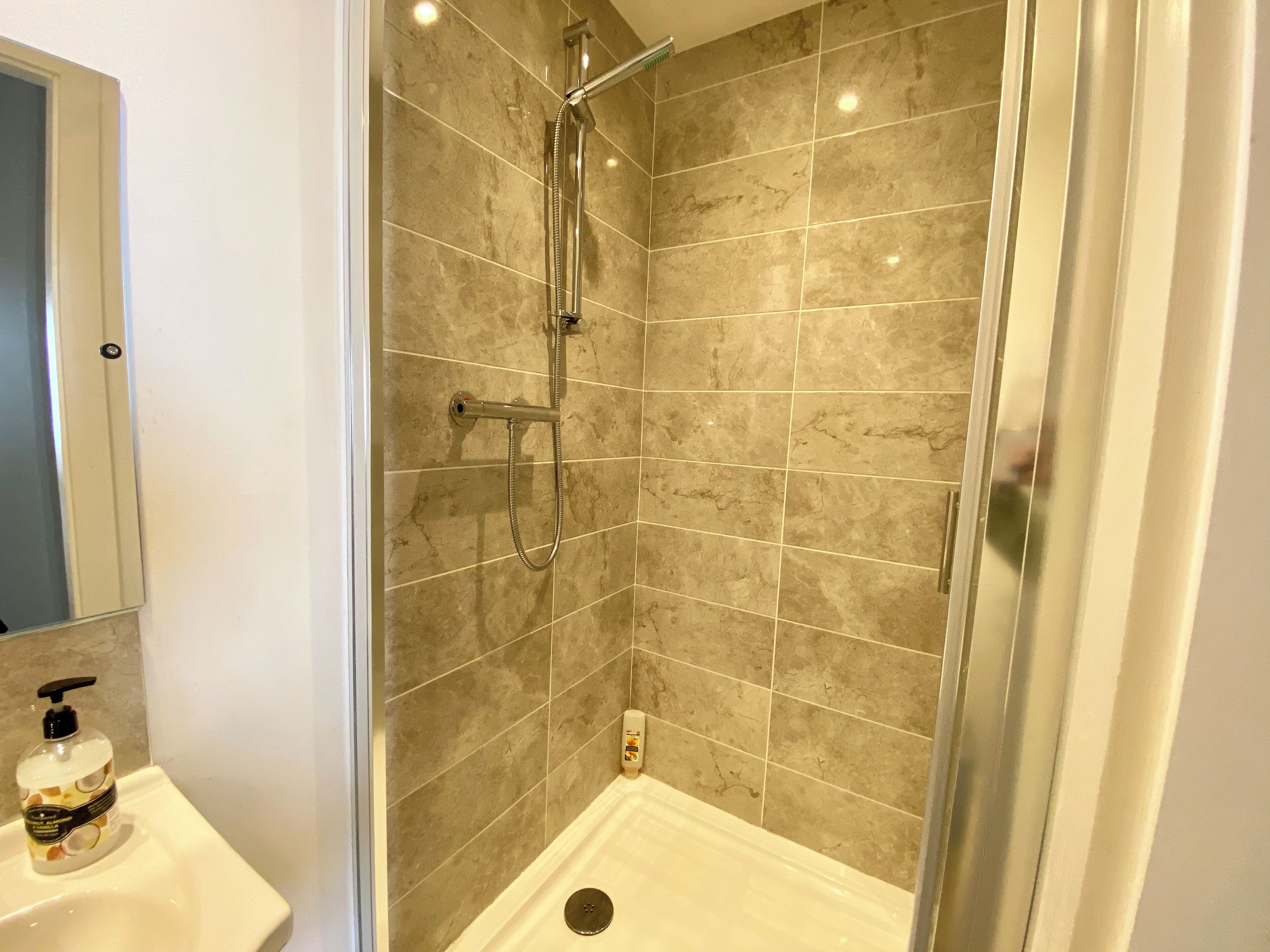 Winter Gardens, 2 Bed Ground Floor Apartment (A1) | Kamar mandi | Kombinasi shower/bathtub dan perlengkapan mandi gratis