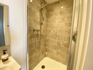 Winter Gardens, 2 Bed Ground Floor Apartment (A1) | Bathroom | Combined shower/bathtub, free toiletries, hair dryer, towels