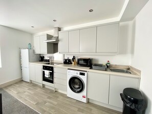 Winter Gardens, 1 Bed Apartment (A3) | Cocina privada | Frigorífico, microondas, placa de cocina y hervidor eléctrico