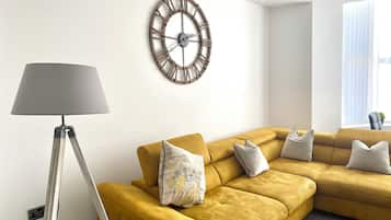 Winter Gardens, 2 Bed Ground Floor Apartment (A1) | Área de sala de estar | Televisión de pantalla plana