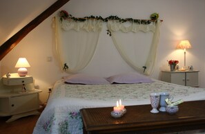 أغطية فراش متميزة وبديكورات فريدة لكل غرفة ومكتب وستائر تعتيم