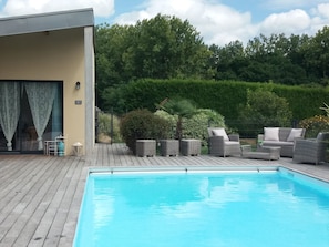 Außenpool (je nach Saison geöffnet), Sonnenschirme, Liegestühle