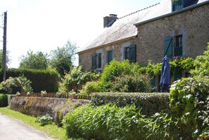 Front of property - Les Keriaden's Maison d'hotes (Pleudihen-sur-Rance)