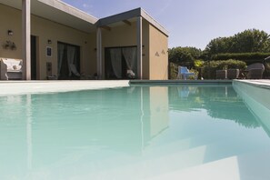 حمّام سباحة خارجي موسمي، مظلات على حمّام السباحة، مقاعد للتشمس