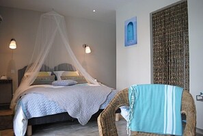 Double Room (Terre et mer) | Premium bedding, individually decorated, desk, blackout drapes - Les Keriaden's Maison d'hotes (Pleudihen-sur-Rance)