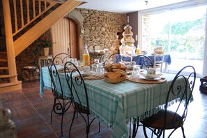 Daily full breakfast (EUR 5 per person)