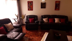 TV - Condor House: Spacious 3 Bedroom Apartment, fully furnished with swimming pool (Nairobi)