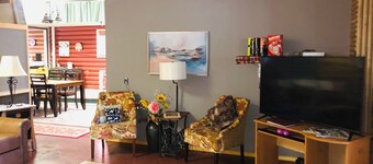 Aspen Retreat-An Alaskan Gem; A wonderful indoor hot tub, welcome snacks, & more