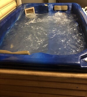 Indoor spa tub