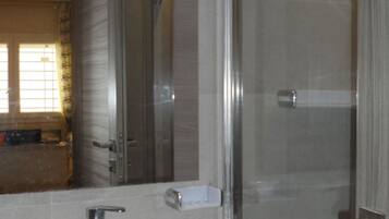 Apartemen | Kamar mandi | Shower, pancuran hujan, handuk, dan tisu toilet