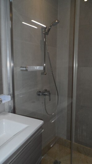 Apartment | Bathroom | Shower, rainfall showerhead, towels, toilet paper - Résidence Taiba (El Jadida)