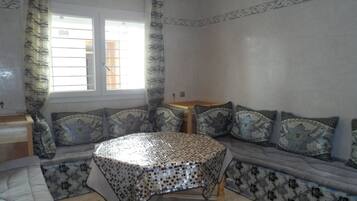 Apartemen | Ruang keluarga | TV layar datar