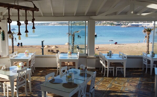 朝食 (フル ブレックファスト)、毎日提供 (無料)