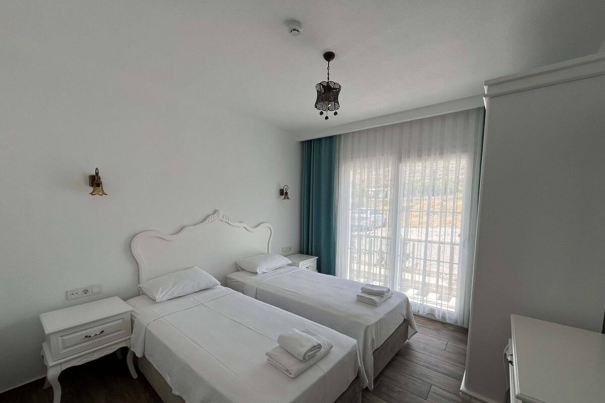Twin Room, 2 Twin Beds | Premium bedding, soundproofing, WiFi (free), bed sheets