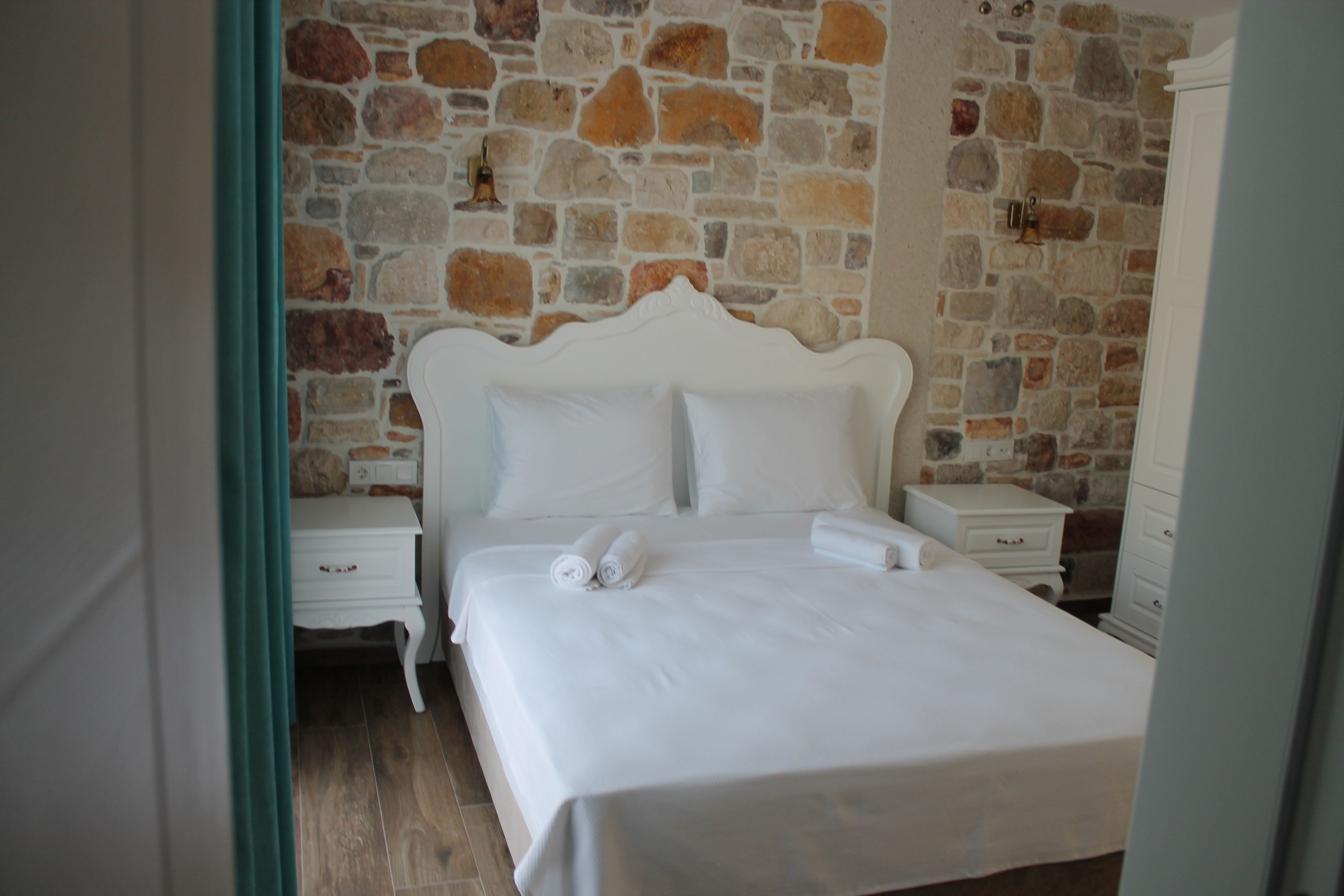 1 bedroom, premium bedding, soundproofing, free wifi