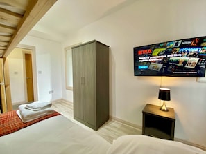 Departamento | Escritorio, tabla de planchar con plancha, wifi gratis y ropa de cama