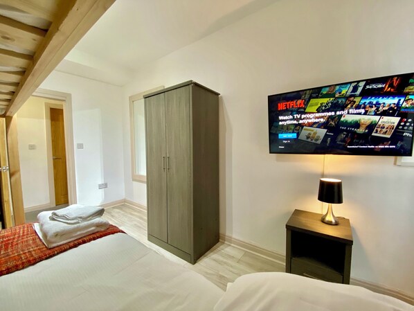 Desk, iron/ironing board, free WiFi, bed sheets - Simpson Beach View Apartments (Blackpool)