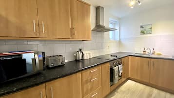 Apartemen | Dapur pribadi | Lemari es besar, microwave, oven, dan kompor