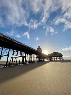 On the beach - Simpson Beach View Apartments (Blackpool)