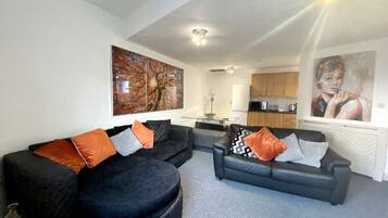 Apartemen | Area keluarga | TV layar datar