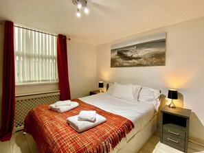 Desk, iron/ironing board, free WiFi, bed sheets - Simpson Beach View Apartments (Blackpool)