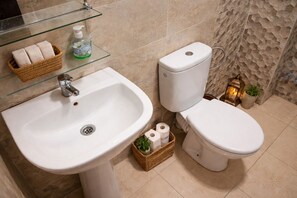 Regadera, toallas, jabón, papel de baño 