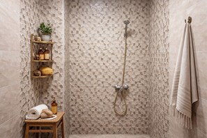 Chuveiro, toalhas de banho, sabonete, papel higiênico