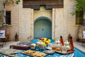 فطور أوروبي مجانًا يوميًا
