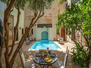 حمّام سباحة خارجي، مقاعد للتشمس