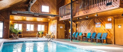 Una piscina cubierta, una piscina climatizada
