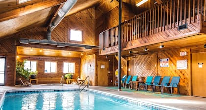 Cozy 2 Bed, 2 Bath Condo on Golf Course with Hot tub, Sauna & Pool!