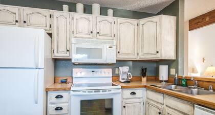 Cozy 2 Bed, 2 Bath Condo on Golf Course with Hot tub, Sauna & Pool!