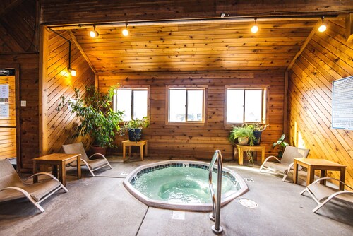 Cozy 2 Bed, 2 Bath Condo on Golf Course with Hot tub, Sauna & Pool!