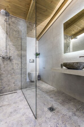 Articles de toilette gratuits, sèche-cheveux, peignoirs, chaussons