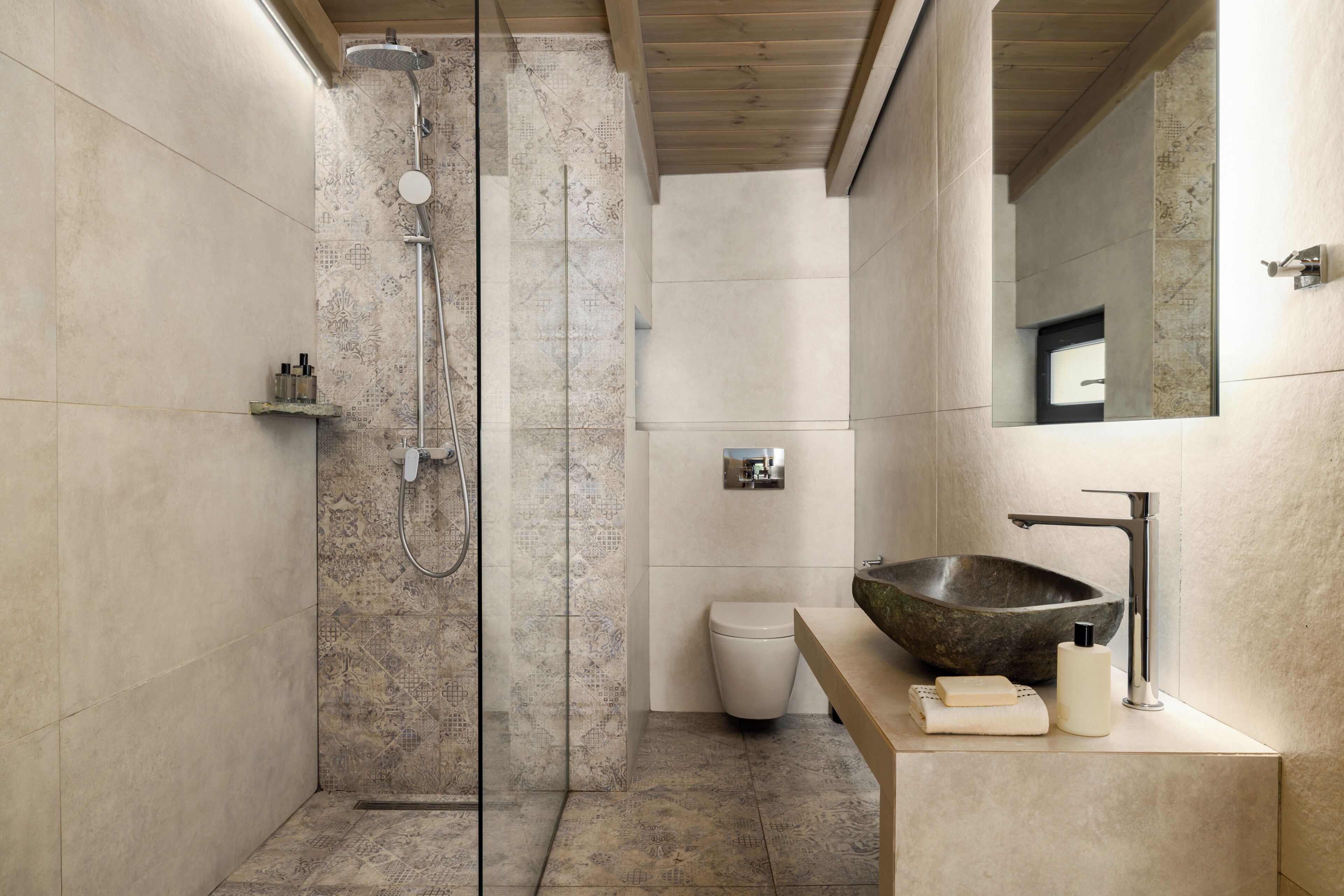 Articles de toilette gratuits, sèche-cheveux, peignoirs, chaussons