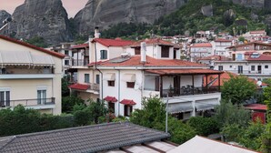 A courtyard with a hot tub, stone flooring, and a view of mountainous terrain. - Meteora boutique villa A (Kalampaka)