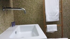 Habitación Confort | Baño | Regadera, bidet, toallas