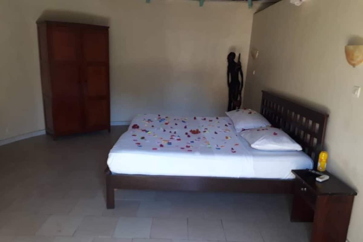 Habitación triple estándar | Tabla de planchar con plancha, camas extra, wifi gratis y ropa de cama