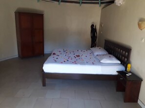 スタンダード トリプルルーム | アイロン / アイロン台、可動式ベッド、WiFi (無料)、ベッドシーツ