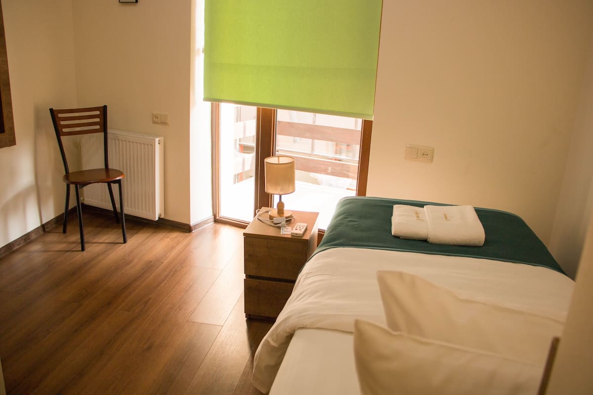 Iron/ironing board, free WiFi, bed sheets