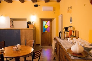 Refrigerador, microondas, cafetera de espresso y cafetera y tetera 