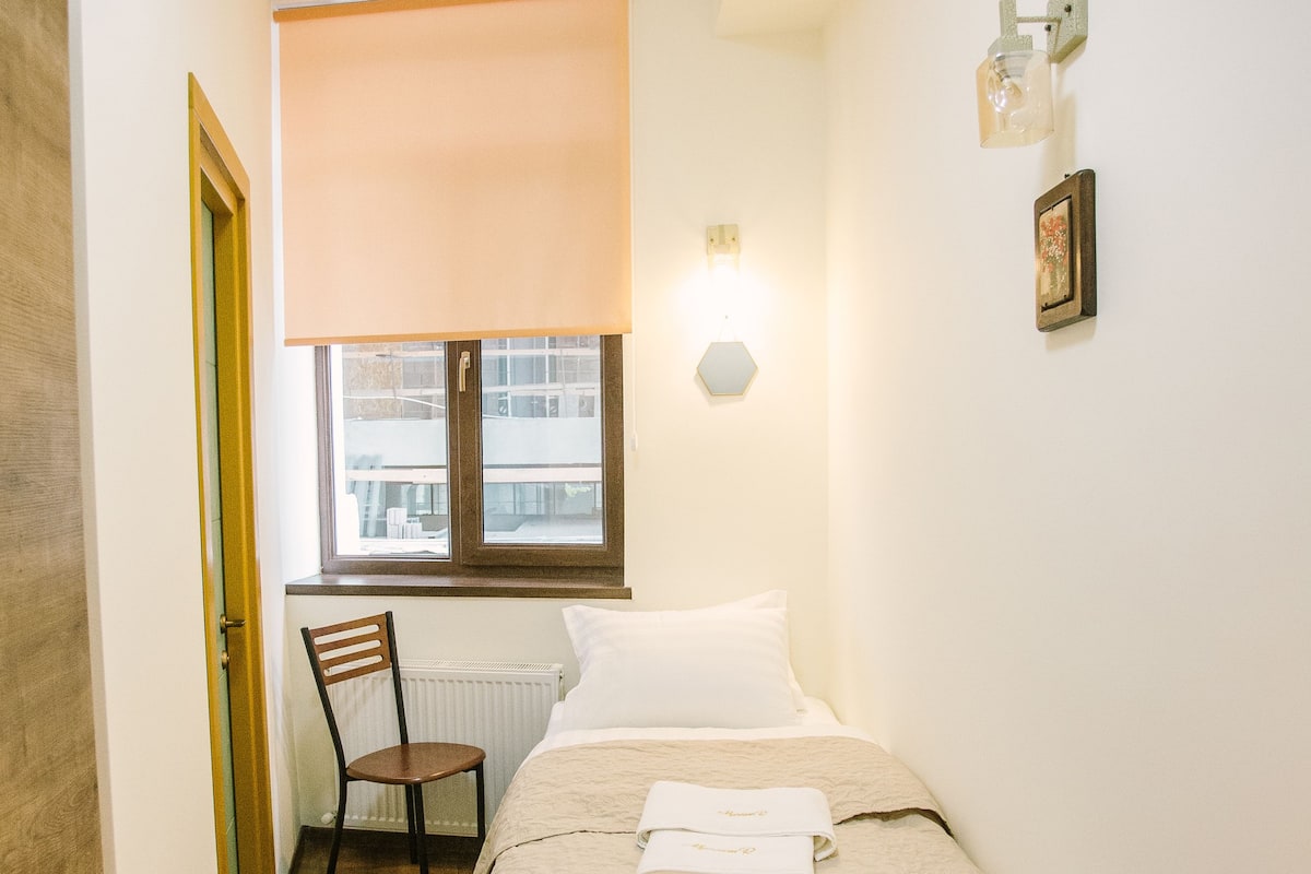 Iron/ironing board, free WiFi, bed sheets