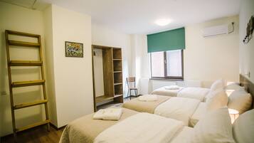 StrykjÀrn/strykbrÀda, gratis wi-fi och sÀngklÀder