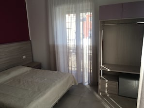 Doppelzimmer, 1 Queen-Bett | Minibar, Schreibtisch, schallisolierte Zimmer, kostenloses WLAN