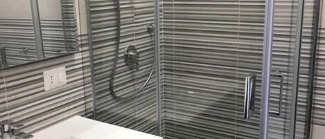 雙人房, 1 張加大雙人床 | 浴室 | 淋浴設備、免費梳洗用品、風筒、坐浴桶